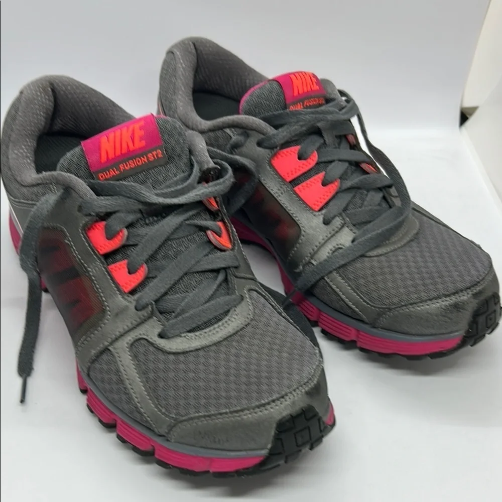 Nike Women's Gray and Hot Pink dual fusion ST2 Athletic Shoes